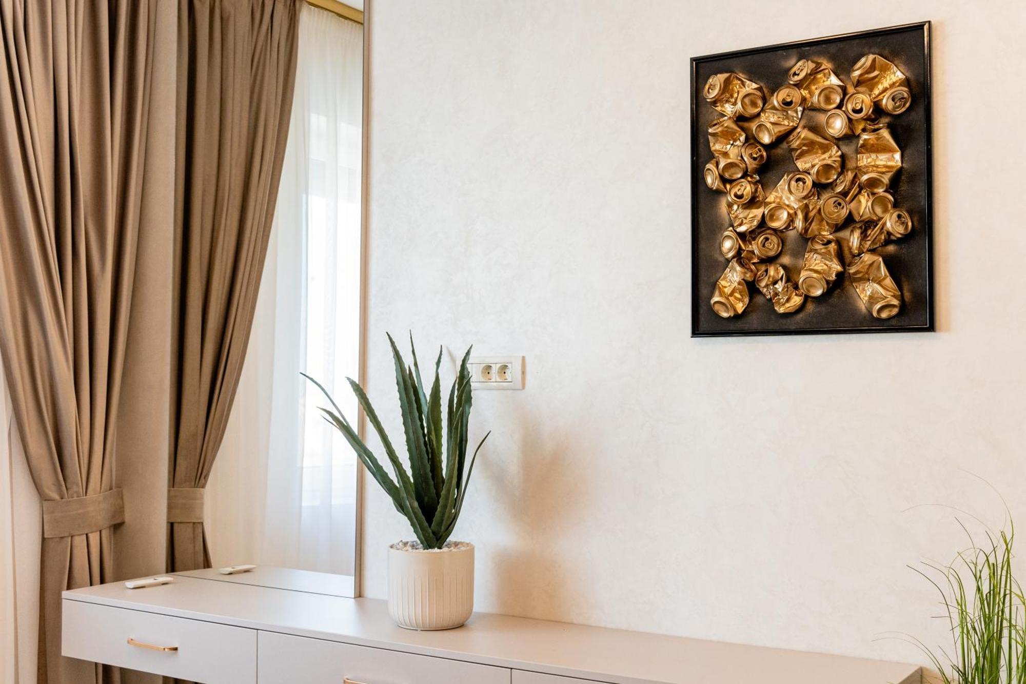 Fashion Stay-Valentino Apartment - By Openhouse Giroc Eksteriør billede